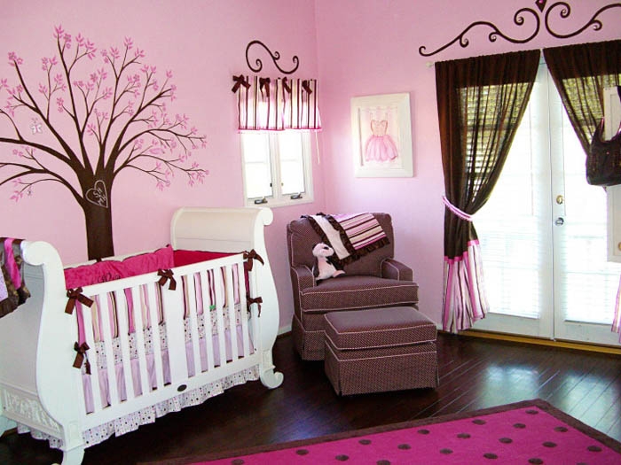 Уютный интерьер комнаты для маленькой девочки в розовом цвете