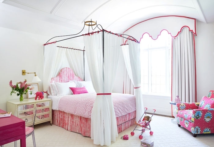 Интерьер детской комнаты с кроватью с балдахином