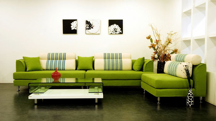 Сочетание мебели зелёного цвета со светлым интерьером