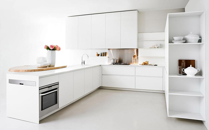 Кухонная мебель в стиле минимализм, отсутствие ручек на дверцах шкафов