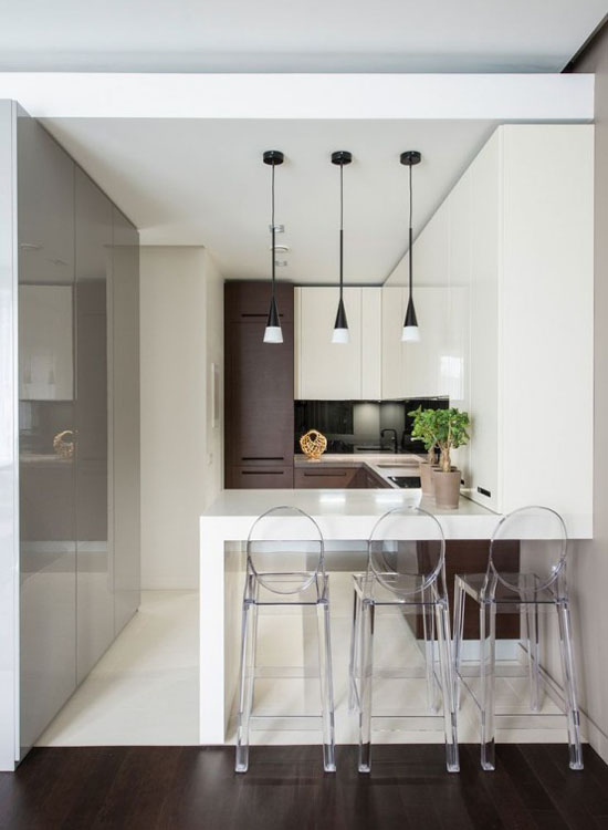 Стильные "стеклянные" стулья в интерьере кухни в стиле минимализм