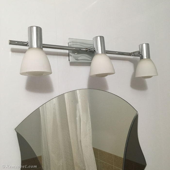 Поворотные светильники над зеркалом в ванной
