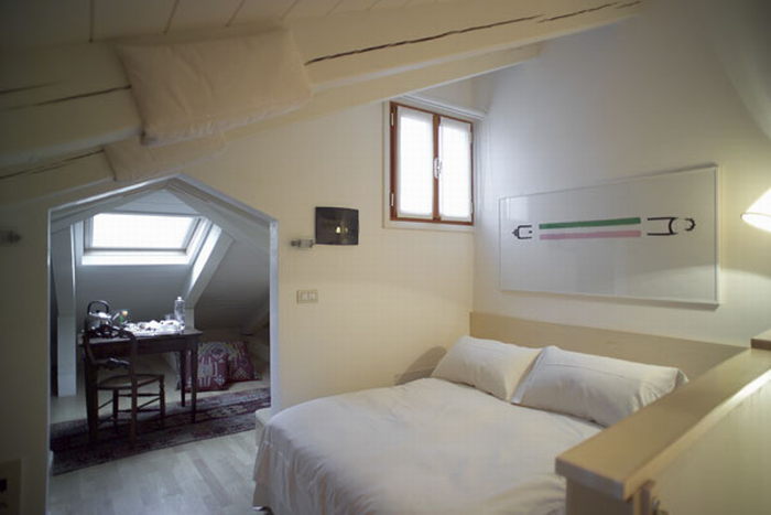 Маленькая уютная спальня на мансарде