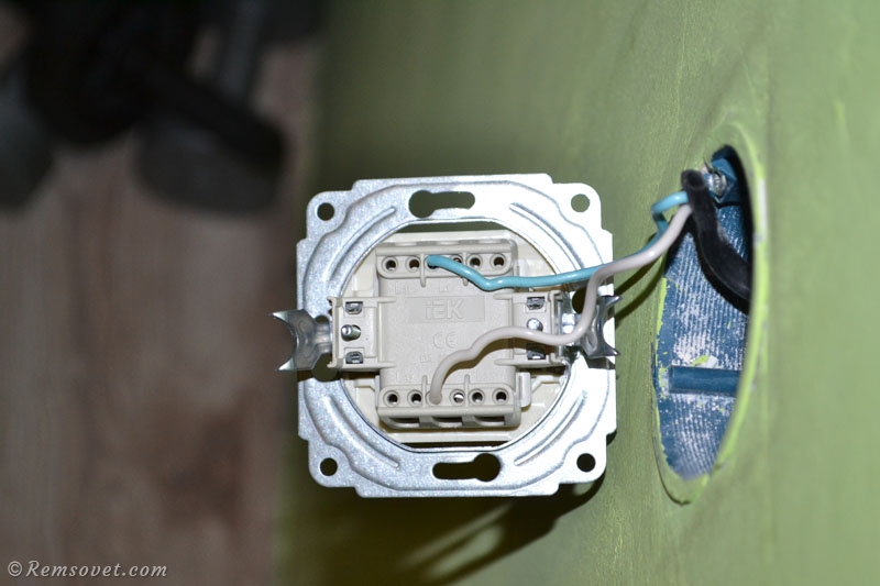 Подключение кабеля к выключателю света IEK, фото подключения одноклавишного выключателя