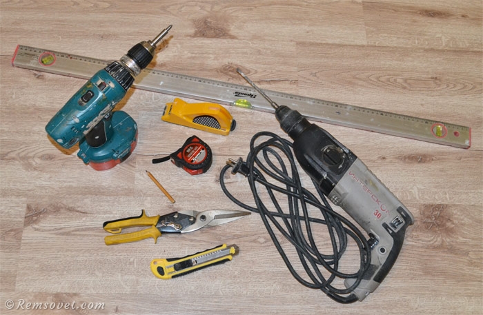 Инструменты для устройства перегородки из гипсокартона: перфоратор, шуруовёрт, уровень, рулетка, карандаш, строительный нож, ножницы по металлу