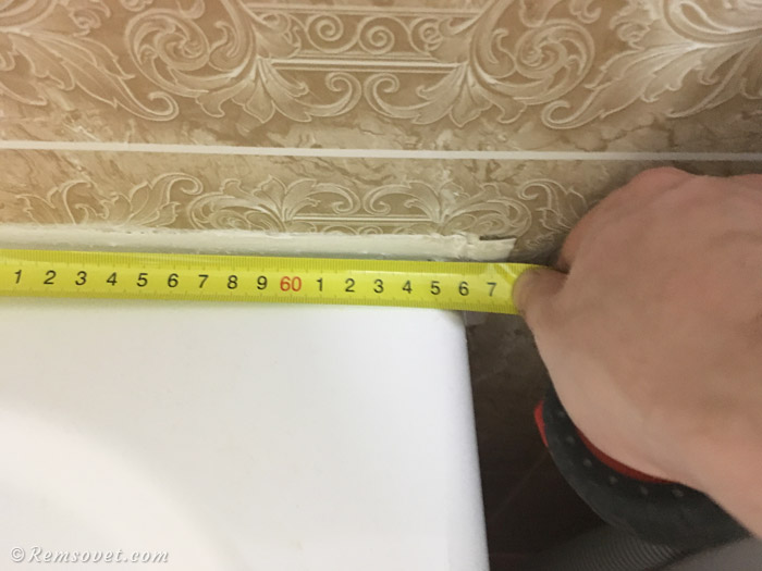 Измеряем длину сторон ванны рулеткой