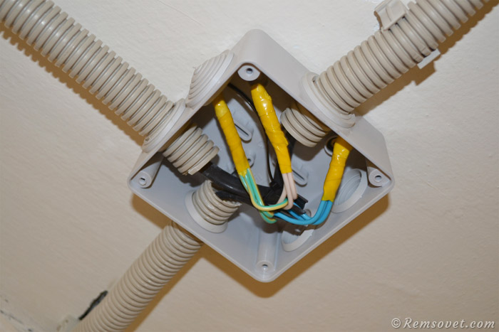 Соединение кабелей в распаячной коробке при подключении розеток