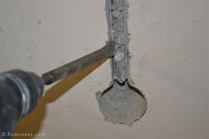 Устройство штробы - выдалбливаем бетон между пропилами с помощью перфоратора