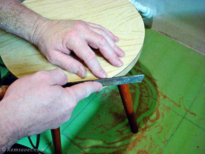 Реставрация табуретки, напильником и наждачной бумагой обрабатываем кромку