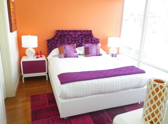 Персиковый с фиолетовым в интерьере спальни