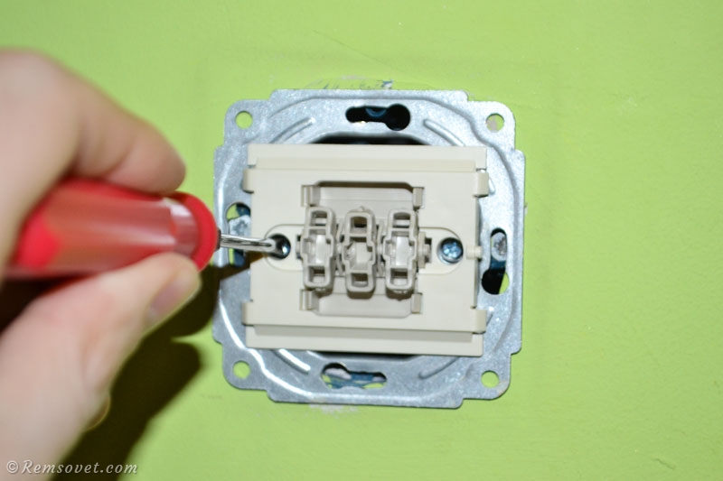 Установка выключателя IEK в подрозетник, фиксация выключателя в подрозетнике