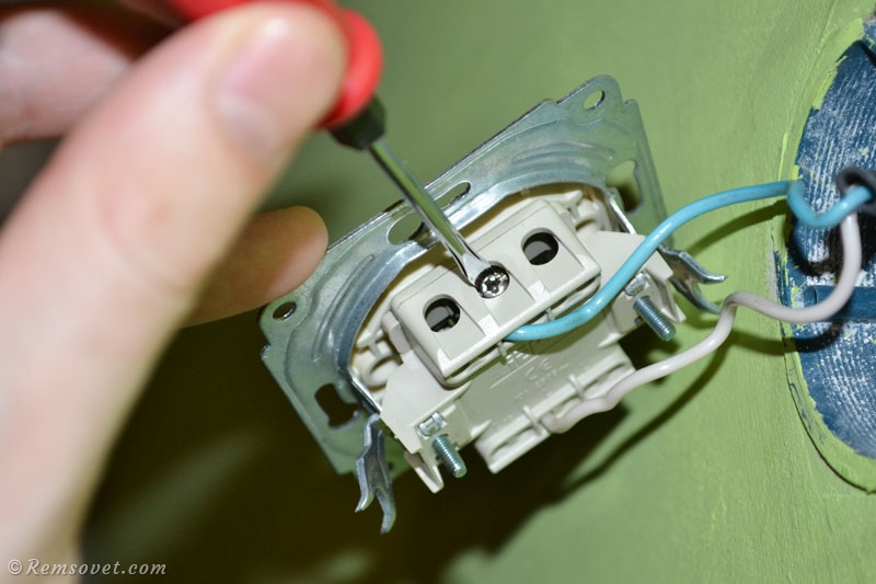 Подключение кабеля к выключателю света IEK, фото подключения одноклавишного выключателя