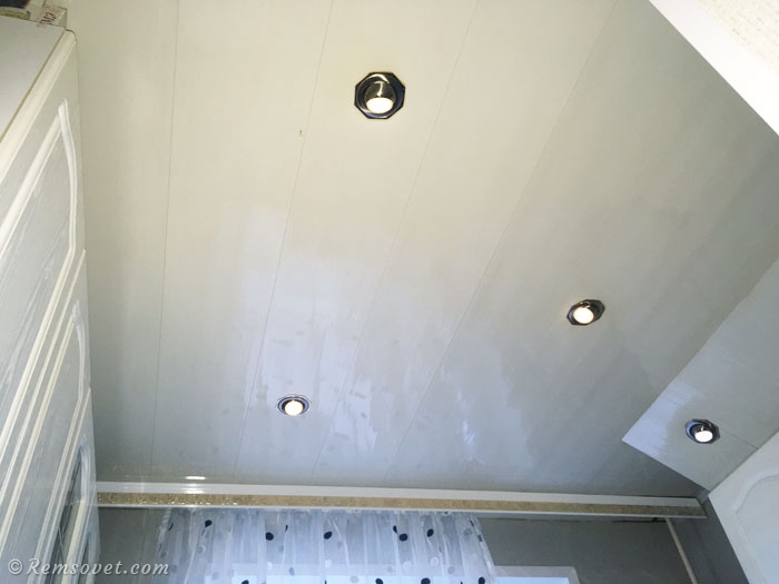 Потолок из пластиковых панелей на кухне