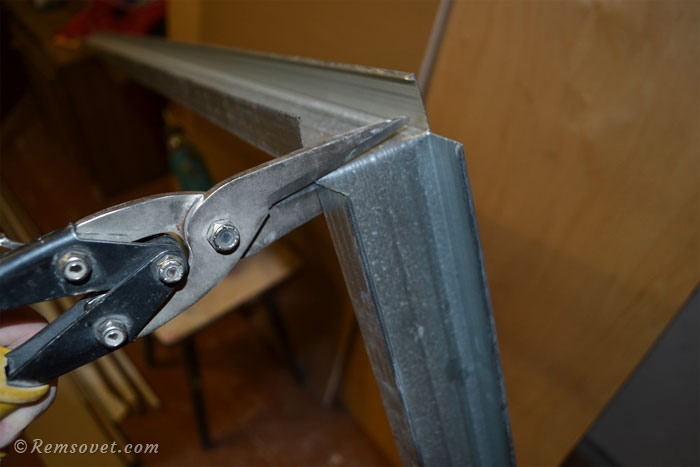 Резка потолочного профиля с помощью ножниц по металлу