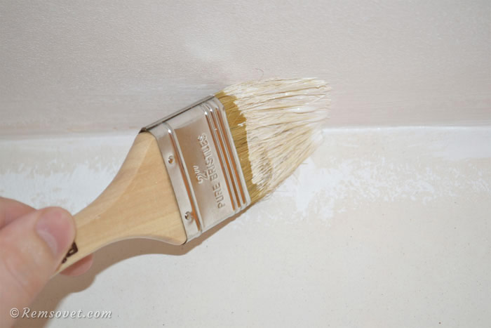 Покраска потолка с помощью кисти