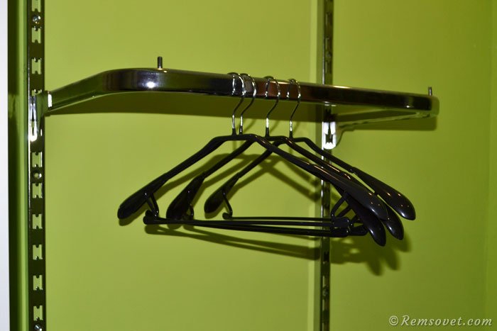 Плечики для одежды в гардеробе