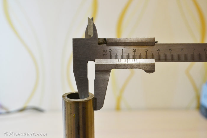 Измерение толщины стенки трубы с помощью штангенциркуля