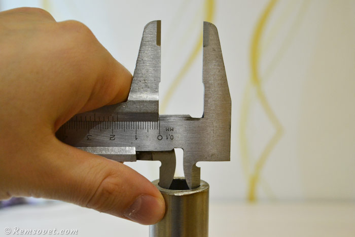 Измерение внутреннего диаметра трубы с помощью штангенциркуля