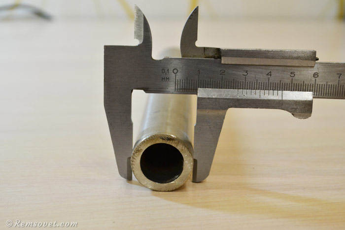 Измерение наружного диаметра трубы с помощью штангенциркуля