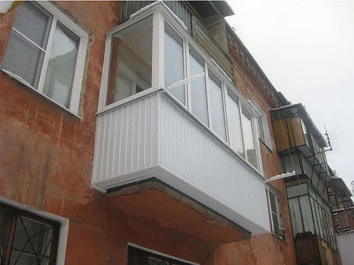 Пример готового балкона с выносом по плите основания