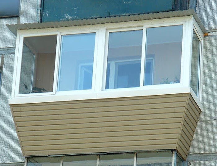 Пример готового балкона с выносом по подоконнику