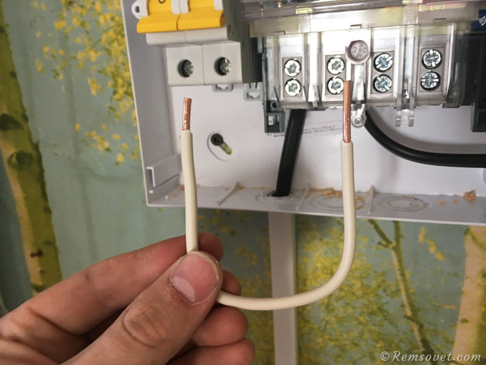 Перемычка из жилы кабеля для соединения вводного автомата и счётчика (фаза)