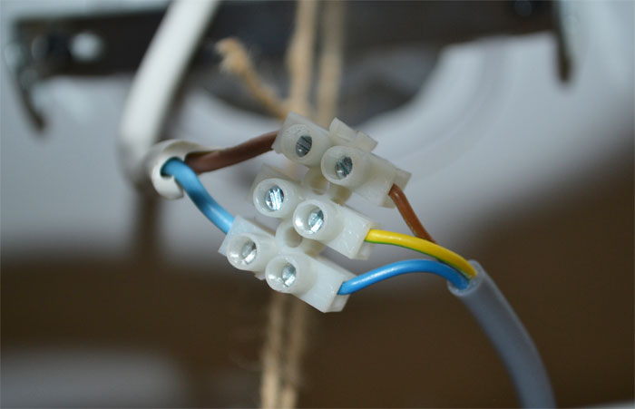 Подключение люстры двужильным кабелем