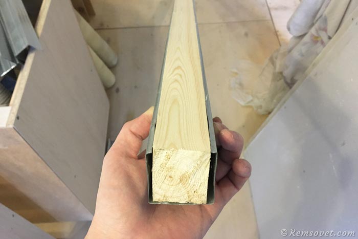 Усиление стоечного профиля при помощи деревянного бруска