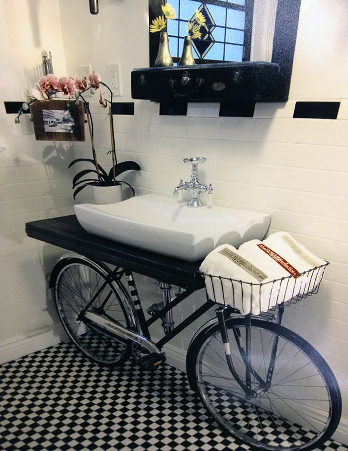 Велосипед в оформлении ванной комнаты, велосипед подставка под раковину