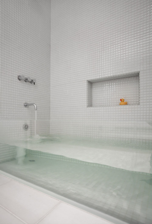 Стеклянная стенка ванной, прозрачная ванна, необычные идеи в оформлении ванной